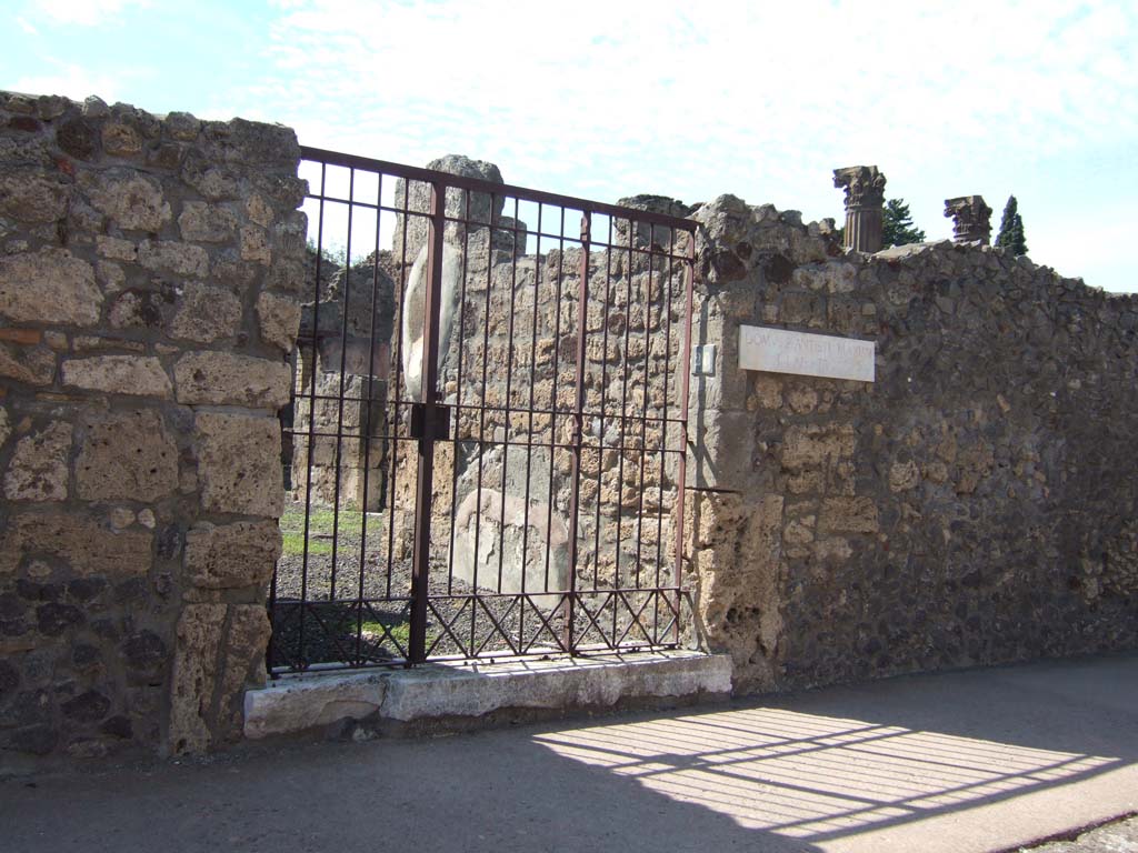 VI.7.20 Pompeii. September 2005. Entrance doorway.
According to Pagano and Prisciandaro, in October 1828, found painted on the left of the doorway between VI.7.19 and 20, was –

M(arcum) Cerrinium Vatiam
aed(ilem) dignum rei p(ublicae) Tyrannus cupiens
fecit cum Sodales    [CIL IV 221]

See Pagano, M. and Prisciandaro, R., 2006. Studio sulle provenienze degli oggetti rinvenuti negli scavi borbonici del regno di Napoli. Naples: Nicola Longobardi. (p.140)
