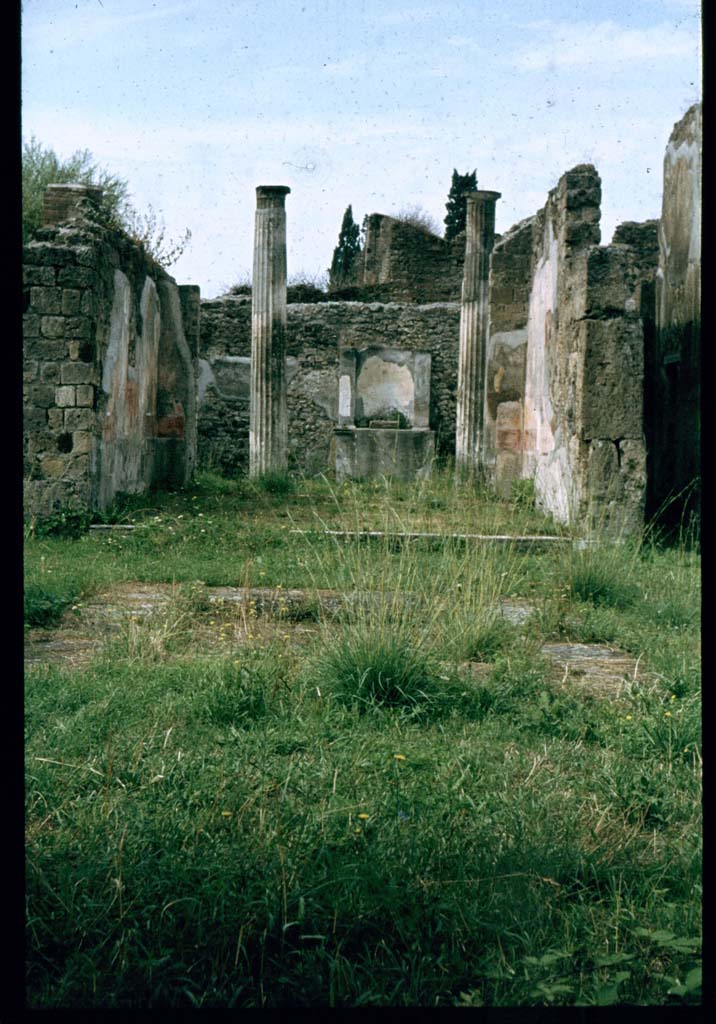 VI.7.20 Pompeii. Looking west across atrium.
Photographed 1970-79 by Günther Einhorn, picture courtesy of his son Ralf Einhorn.
