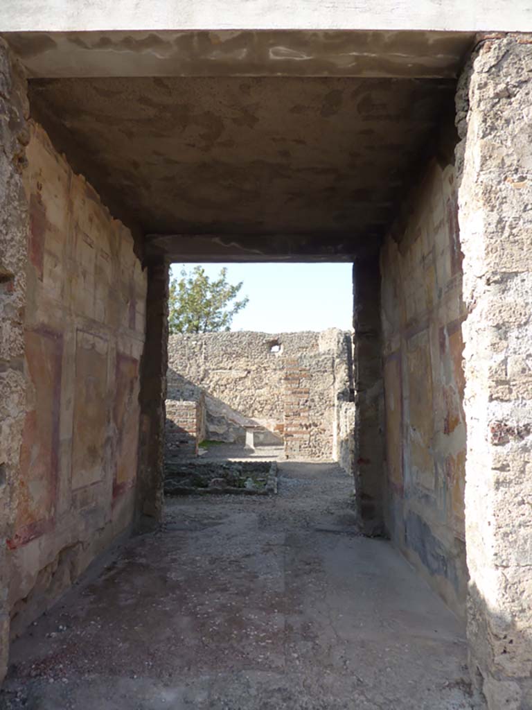 VI.7.23 Pompeii. July 2021. 
Looking west towards south wall of tablinum. Photo courtesy of Johannes Eber.

