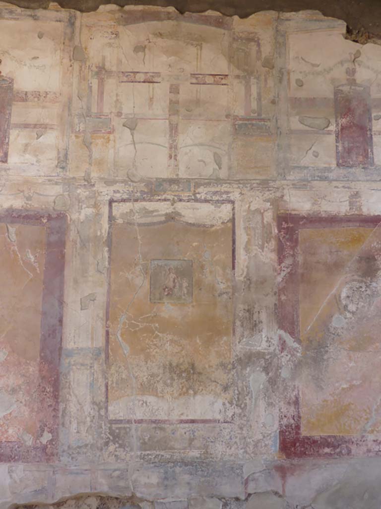 VI.7.23 Pompeii. October 2014. Central panel on south wall in tablinum.
Foto Annette Haug, ERC Grant 681269 DÉCOR.
