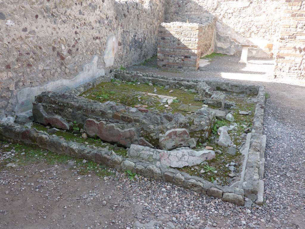 VI.7.23 Pompeii. October 2014. Looking west across remains of pyramidal fountain in courtyard on west side of tablinum.  
Foto Annette Haug, ERC Grant 681269 DÉCOR.
