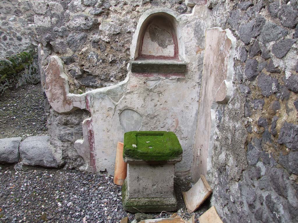 VI.7.23 Pompeii. July 2005. Latrine, after cleaning. Note the slots for the doorframe. Photo courtesy of Barry Hobson.
