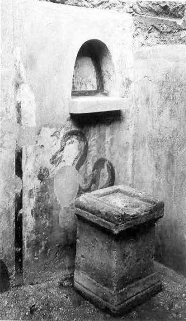 VI.7.23 Pompeii. Pre-1937-39. Kitchen, north wall with niche and painting of serpent.
Photo courtesy of American Academy in Rome, Photographic Archive. Warsher collection no. 957.
