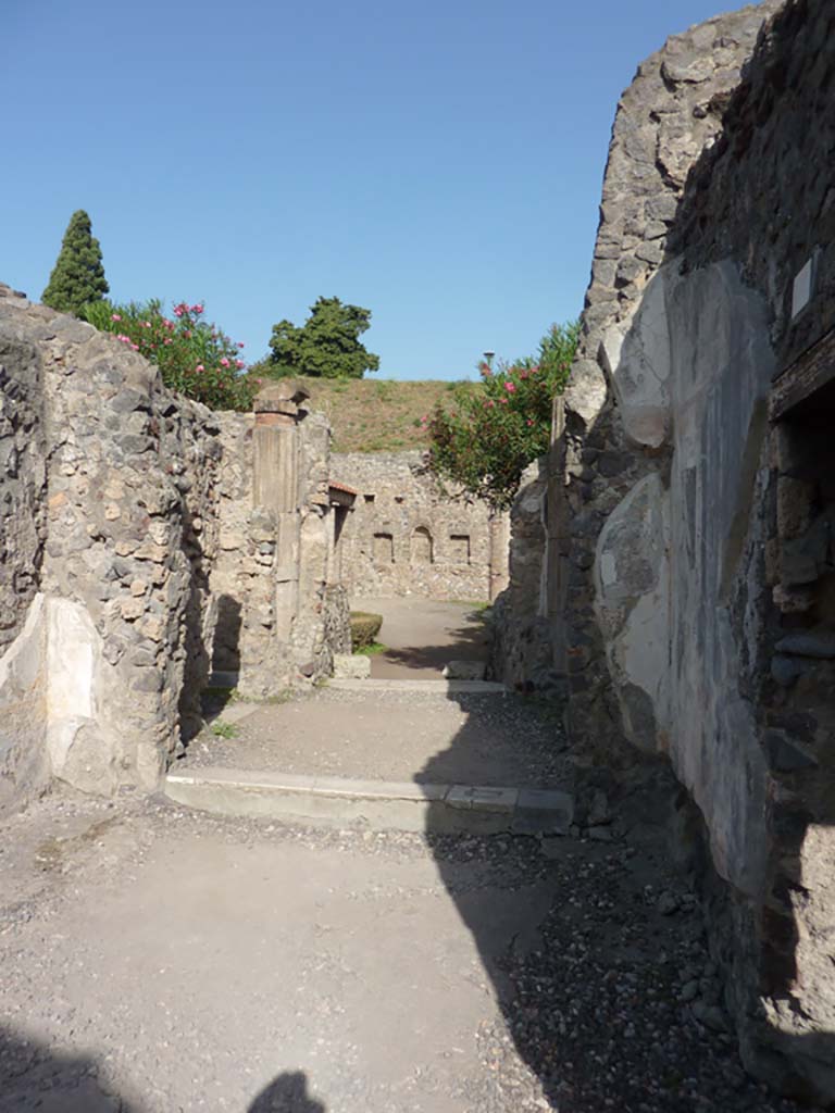 VI.7.23 Pompeii. July 2021. Top of altar. Photo courtesy of Johannes Eber.