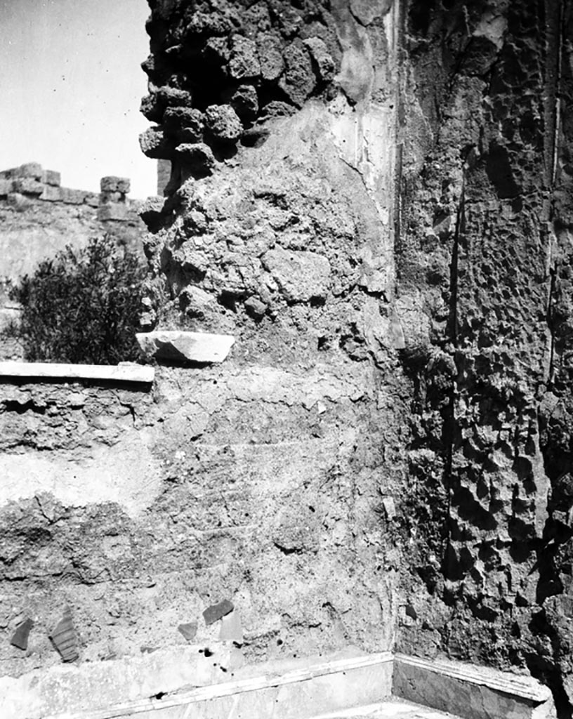 VI.7.23 Pompeii. W.1177. North wall with window, and east side of window with marble sill, overlooking garden.
Photo by Tatiana Warscher. Photo © Deutsches Archäologisches Institut, Abteilung Rom, Arkiv.
