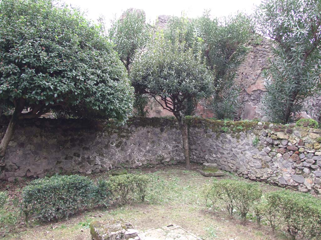 VI.7.23 Pompeii. December 2006. Garden showing painted plaster walls and the two levels of the garden.
The upper was probably a terrace and the lower containing a fountain. Looking towards south-west corner.
