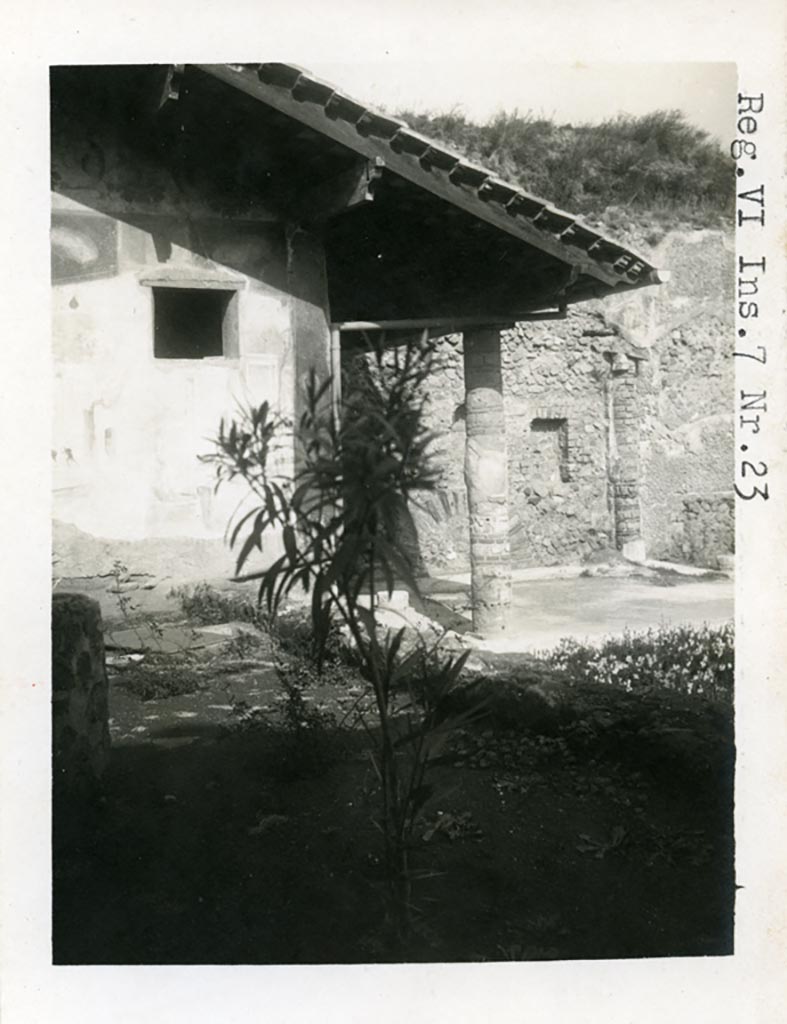 VI.7.23 Pompeii. Pre-1937-39. 
Looking north towards window of cubiculum and summer triclinium, with the three niches.
Photo courtesy of American Academy in Rome, Photographic Archive. Warsher collection no. 422.

