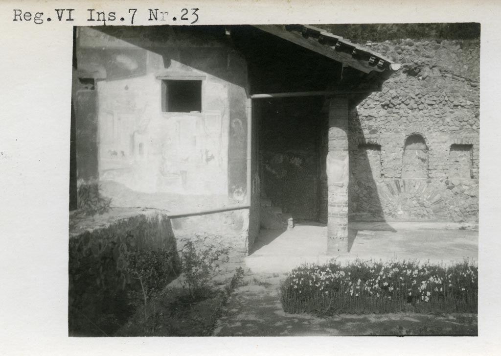 VI.7.23 Pompeii. Pre-1937-1939. Looking north to bedroom and summer triclinium, with the three niches.
Photo courtesy of American Academy in Rome, Photographic Archive. Warsher collection no. 423b.
