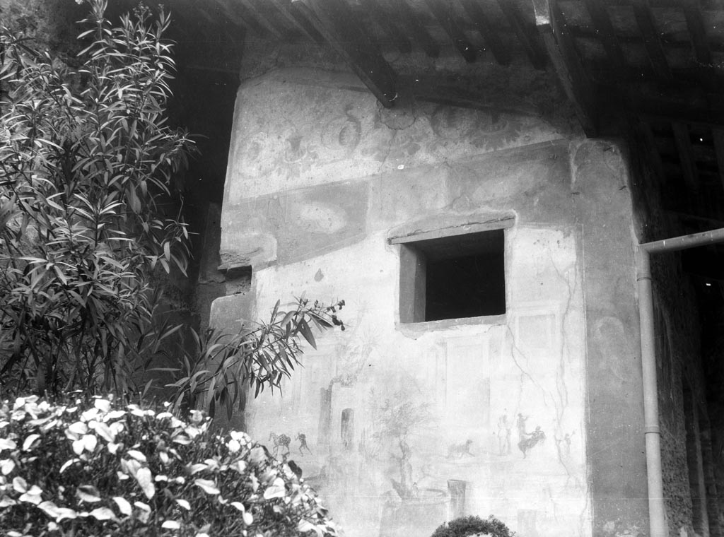 VI.7.23 Pompeii. 1937-1939. Looking north to bedroom and summer triclinium, with the three niches. Photo courtesy of American Academy in Rome, Photographic Archive.  Warsher collection no. 423b.
