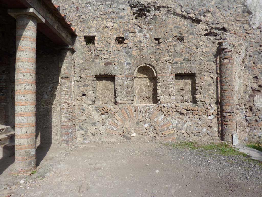 VI.7.23 Pompeii. October 2014. Looking east along north wall with niches.
Foto Annette Haug, ERC Grant 681269 DÉCOR.
