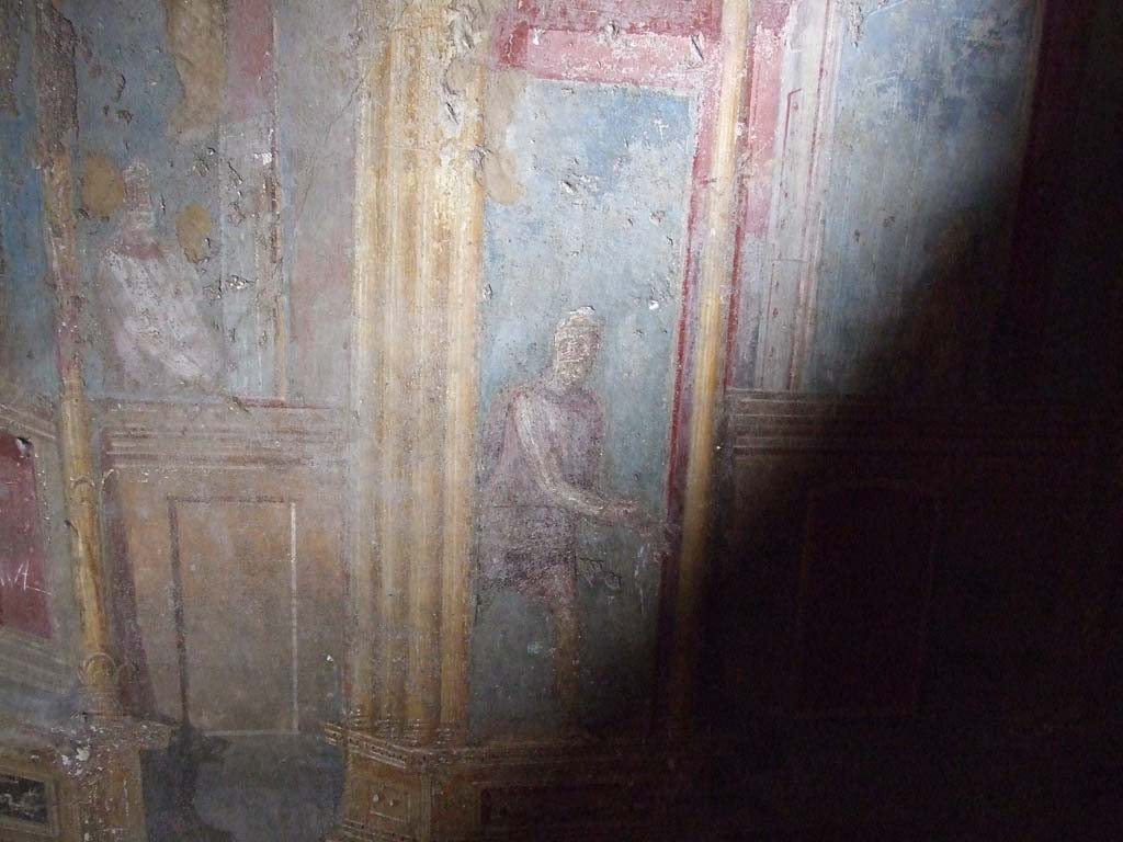 VI.7.23 Pompeii. December 2006. Cubiculum. South alcove, east wall.
According to Caso, this is a male figure in oriental attire. Two male figures lean from balustrades.
See Caso L., in Rivista di Studi Pompeiani III, 1989, p. 112.
