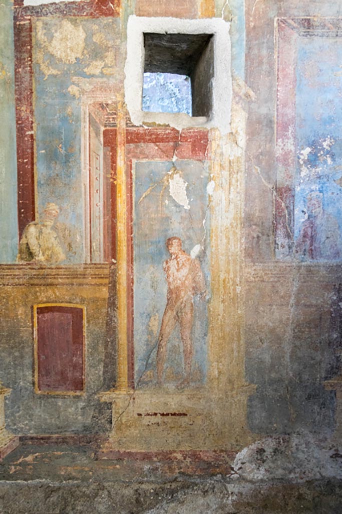 VI.7.23 Pompeii. July 2021. 
Detail of painted architectural detail from west wall of west alcove, above the head of Apollo.
Photo courtesy of Johannes Eber.
