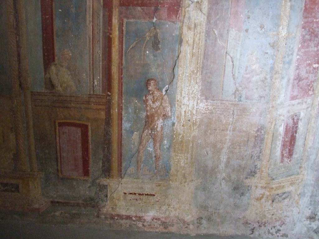 VI.7.23 Pompeii. December 2006. Cubiculum. West alcove, west wall.
According to Caso, on the left is a female figure leaning from a balcony. Seated is Hesperus.
According to E. Winsor Leach this may be Phaeton.
See Caso L., in Rivista di Studi Pompeiani III, 1989, p. 112.

