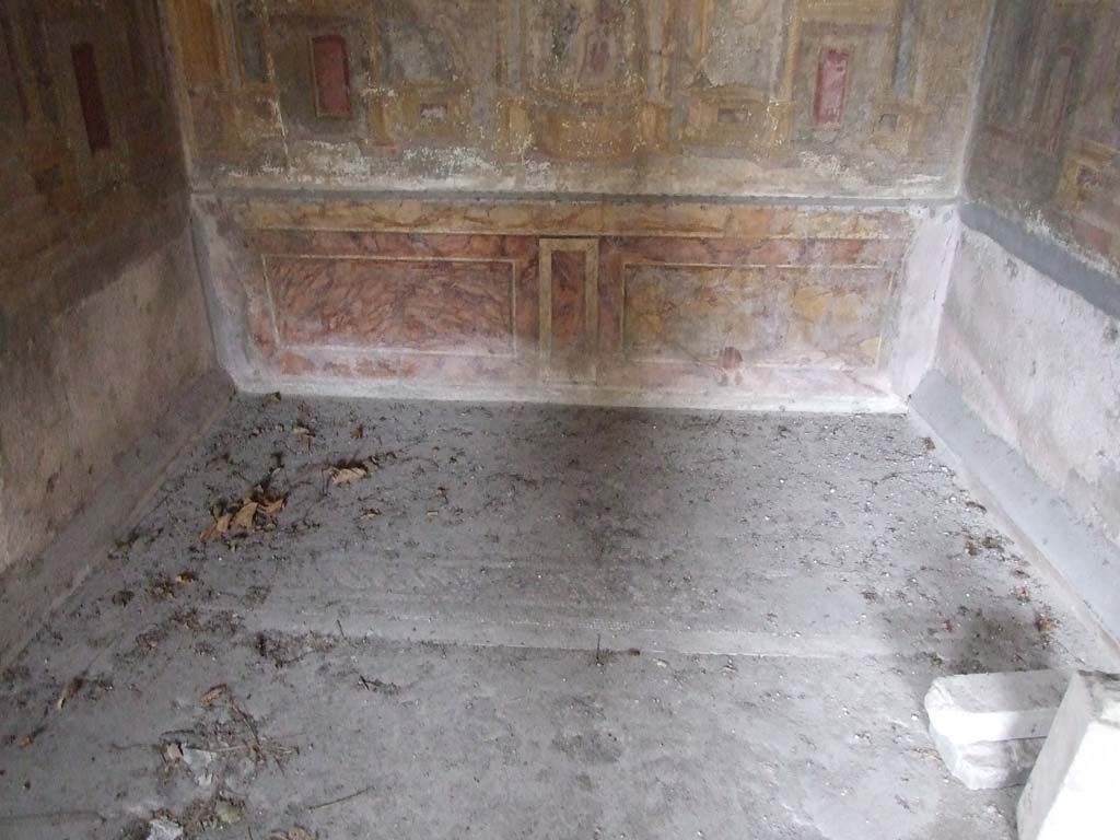 VI.7.23 Pompeii. December 2006. Cubiculum. West alcove, mosaic floor and painted faux marble on west wall.