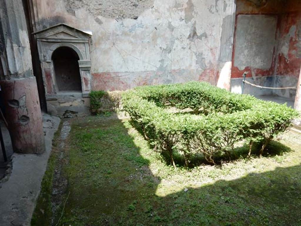 VI.8.3 Pompeii. May 2015. Looking across garden area towards north wall.
Photo courtesy of Buzz Ferebee.
