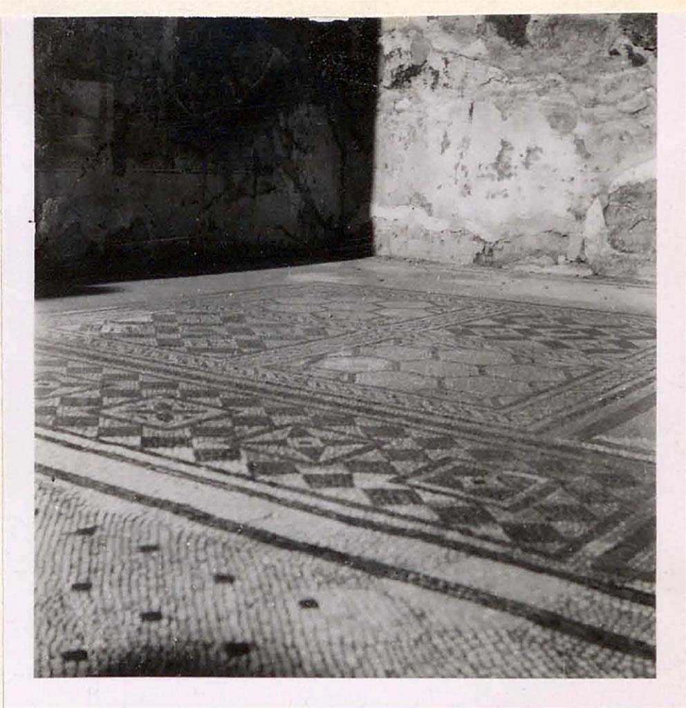 VI.8.5 Pompeii. Pre-1942. Room 4, mosaic floor in east ala.
See Warscher, T. 1942. Catalogo illustrato degli affreschi del Museo Nazionale di Napoli. Sala LXXX. Vol.2. Rome, Swedish Institute, p.27.
