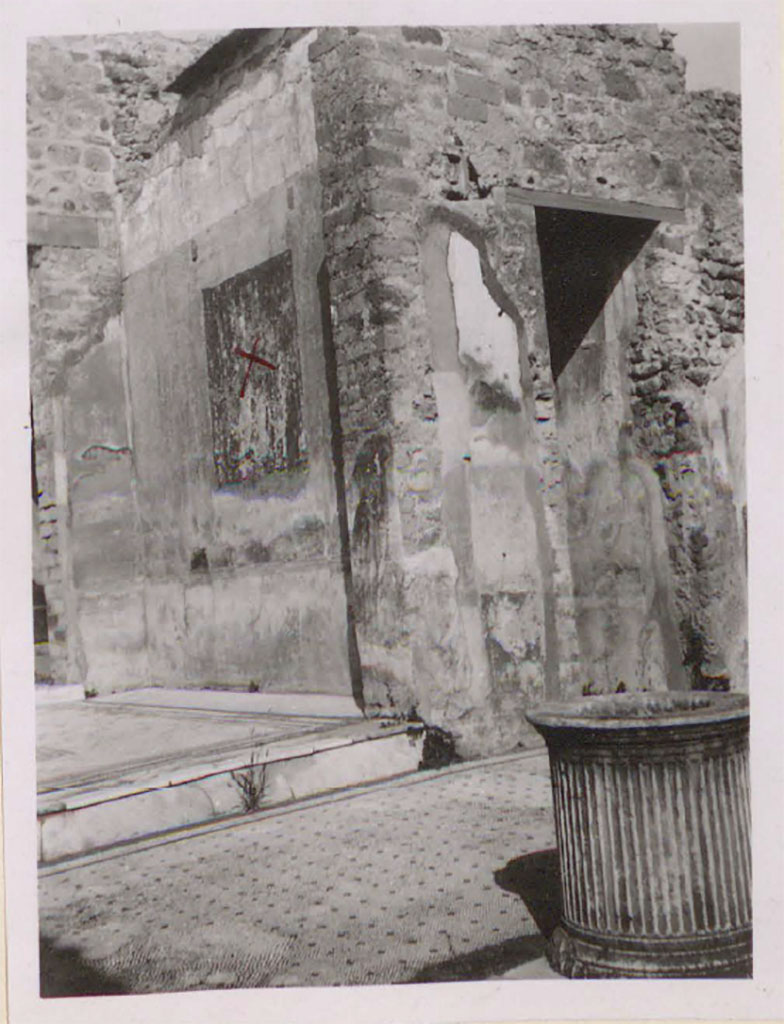 VI.8.5 Pompeii. Pre-1942. Room 6, looking north to east wall of tablinum, from atrium.
“X” marks the spot where the painting of Alcestis and Admetus was cut from the wall and transferred to the Museum.
See Warscher, T. 1942. Catalogo illustrato degli affreschi del Museo Nazionale di Napoli. Sala LXXX. Vol.2. Rome, Swedish Institute, p.26.
