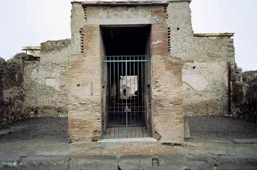 VI.8.5 Pompeii. July 2010. Entrance doorway. Photo courtesy of Rick Bauer. According to Pagano and Prisciandaro, found on the right pilaster written in red, was –
M(aercum) Holconium
C(aium) Gavium aed(iles)     [CIL IV 262]
See Pagano, M. and Prisciandaro, R., 2006. Studio sulle provenienze degli oggetti rinvenuti negli scavi borbonici del regno di Napoli. Naples : Nicola Longobardi.  (p. 129)
