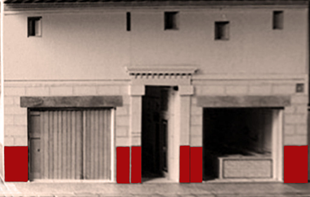 VI.8.5 Pompeii. July 2010. Reconstruction of house front with shops VI.8.4, entrance doorway VI.8.5 and shop VI.8.6.
The suggested upper floor of the house is also shown extending above the two shops. 
In the first excavations pieces of a fallen mosaic floor were found and gold jewellery that may also have fallen from above.
