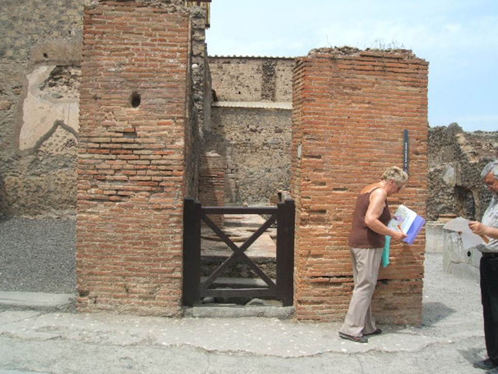 VI.8.7 Pompeii. May 2005. Entrance to steps to upper floor.

