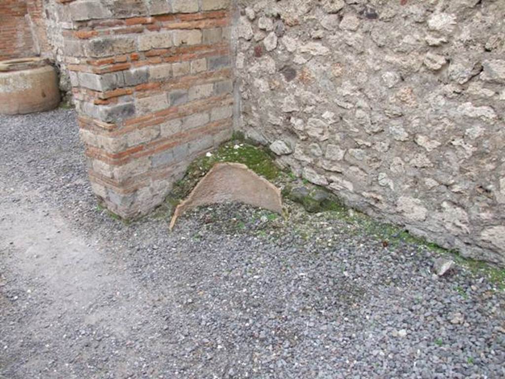 VI.8.11 Pompeii. December 2007. Remains of dolium in south-west corner of rear room.