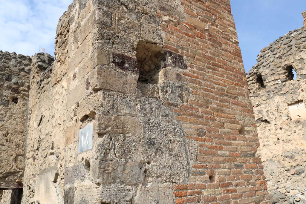 VI.8.14, Pompeii. December 2018. Detail from pilaster on north side of entrance doorway. Photo courtesy of Aude Durand.