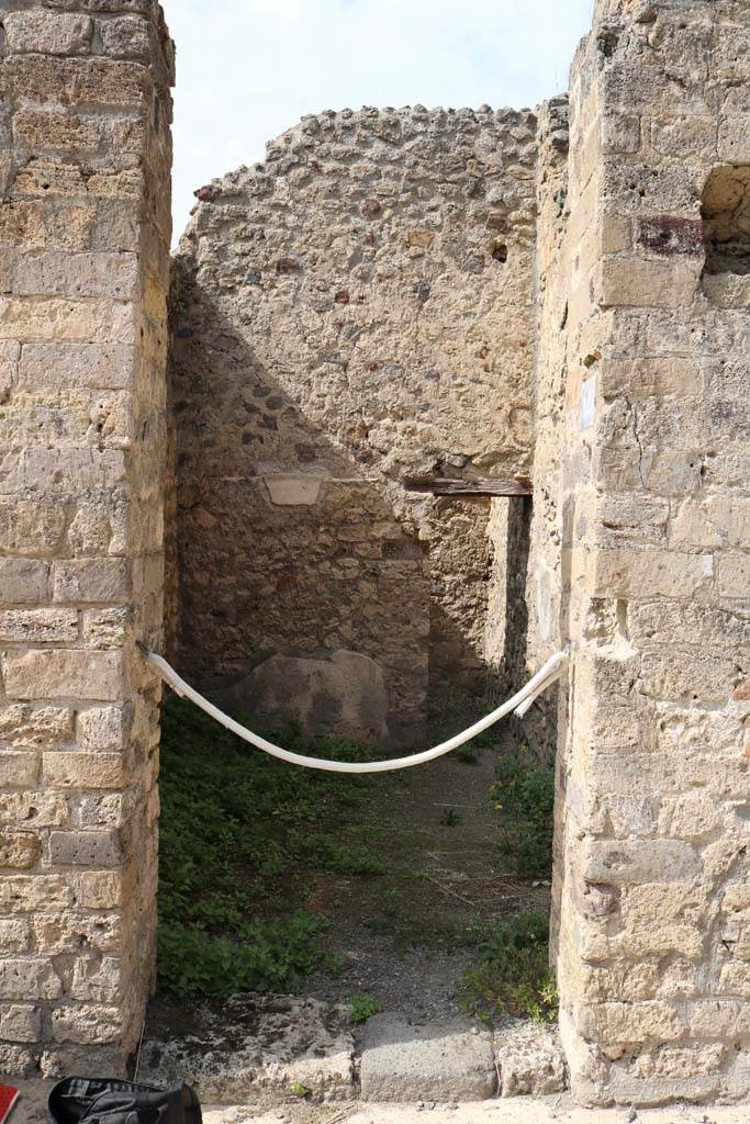 VI.8.14, Pompeii. December 2018.
Looking west through entrance doorway. Photo courtesy of Aude Durand.