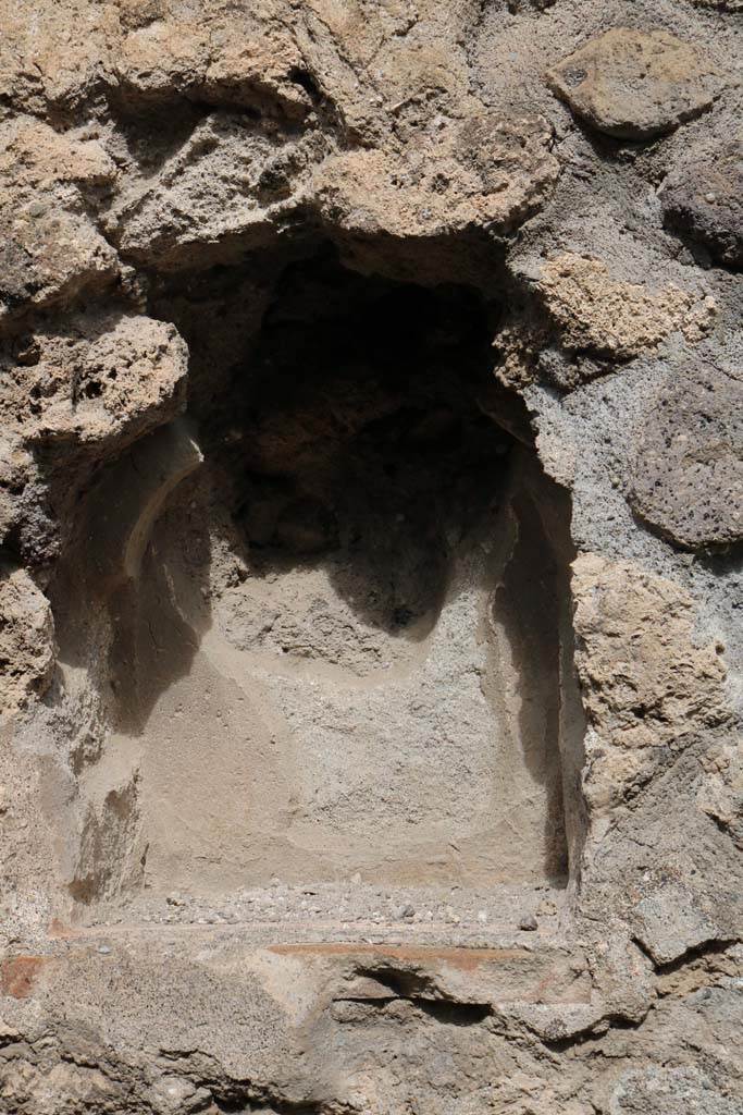 VI.8.14, Pompeii. December 2018.
Niche on west side of north wall. Photo courtesy of Aude Durand.