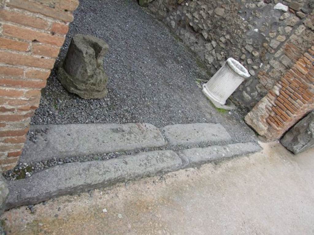 VI.8.19 Pompeii.  Shop.  December 2007.  Sill.