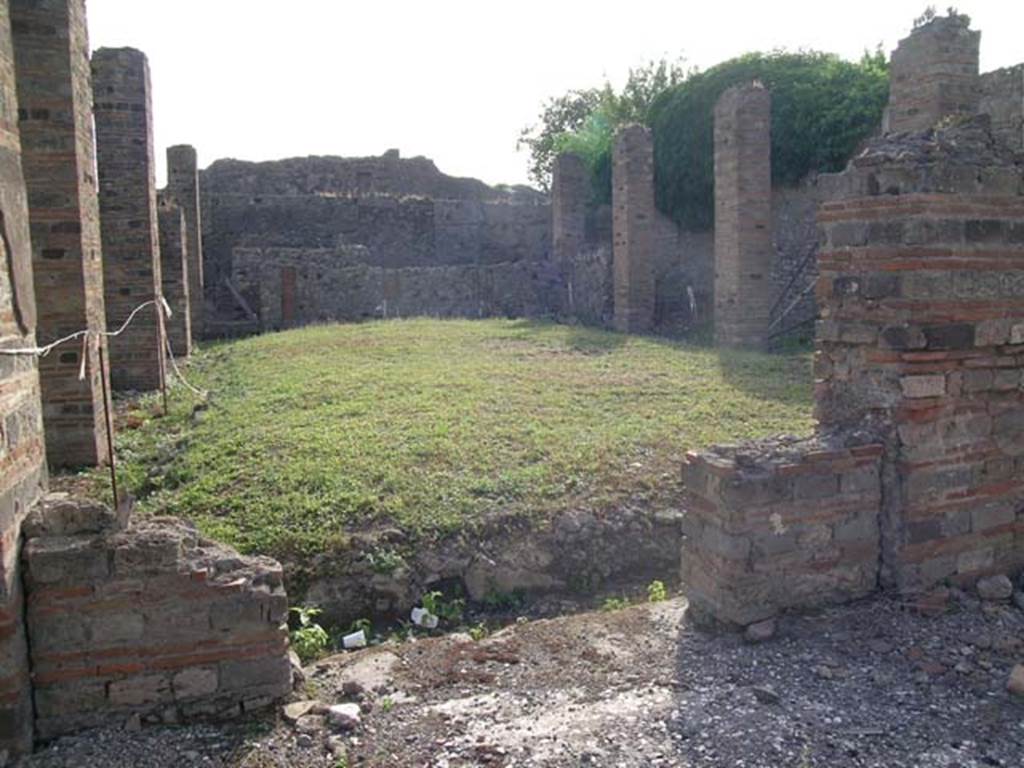 VI.8.20 Pompeii. June 2005. Looking west across peristyle area. Photo courtesy of Nicolas Monteix.
