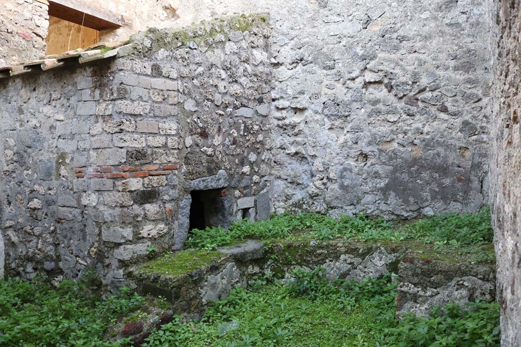 VI.8.20 Pompeii. December 2018. Room 16, kitchen, with oven and bench. Photo courtesy of Aude Durand.