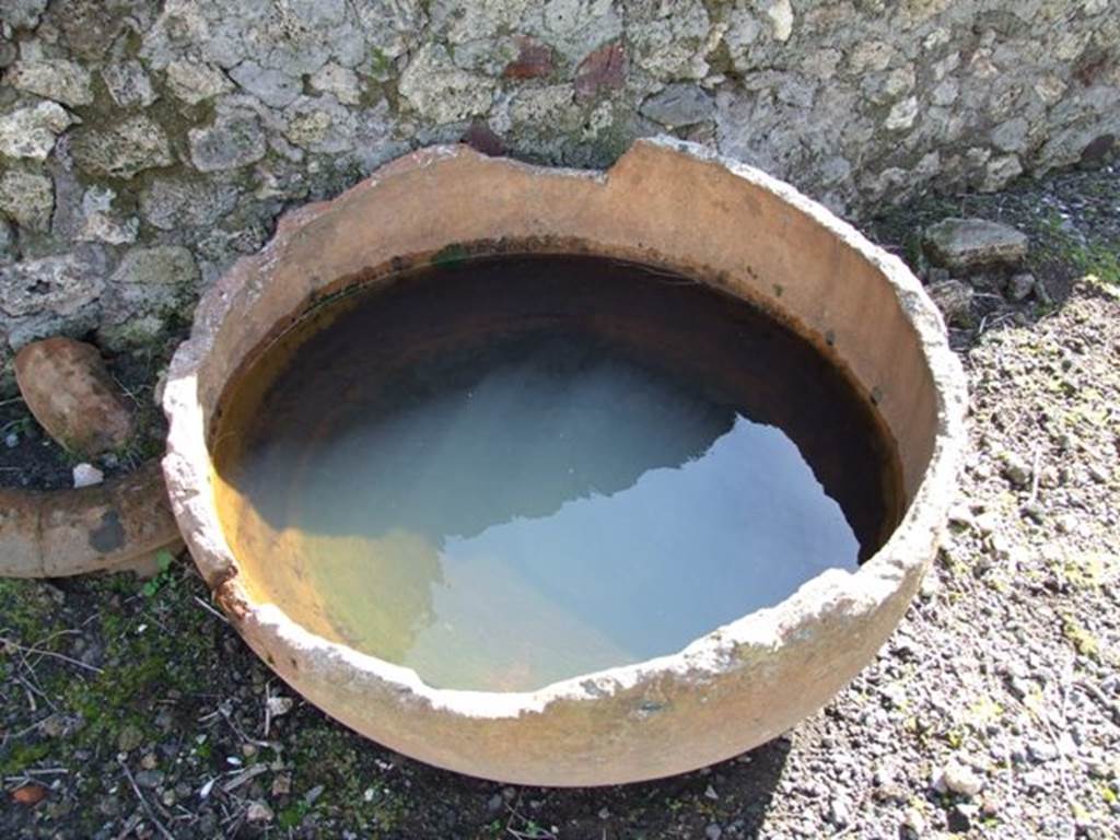 VI.8.20 Pompeii. March 2009. Room 4, remains of terracotta pot on south side of peristyle.