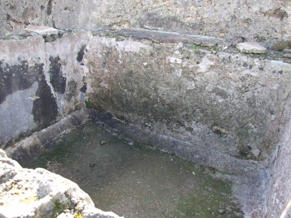 VI.8.20 Pompeii. March 2009.  Vat  1 on west side of peristyle area.