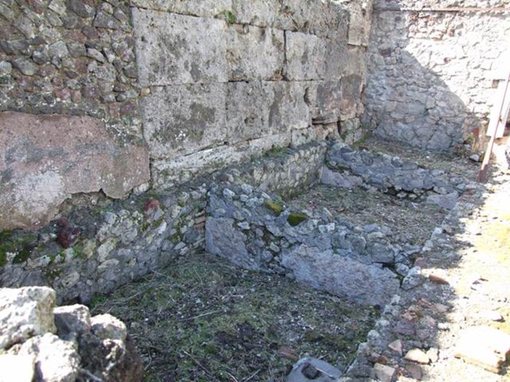 VI.8.20 Pompeii.  March 2009.  Other Vats on west side of peristyle.  Looking north.