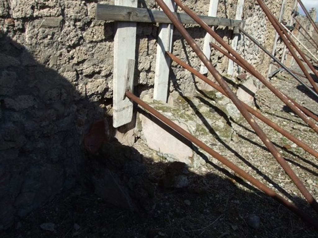 VI.8.20 Pompeii. March 2009.  Looking east along north side of peristyle area.  Remains of small treading tubs.