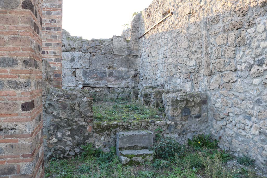 VI.8.20 Pompeii. December 2018. 
Looking west towards north-west corner of peristyle, with treading vats. Photo courtesy of Aude Durand.
