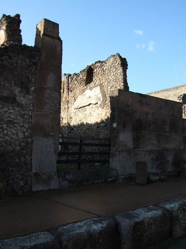 VI.8.20 Pompeii. December 2005. Entrance doorway on Via di Mercurio.
According to Varone and Stefani, CIL IV 30 was found on the wall to the right of the entrance doorway, and is still partially conserved, see photos above and below. However, according to them because of an error made in old restoration, the block containing the letter “Q” of the inscription, has been separated from it. This block is now the fourth block up, in the south door-jamb of the entrance doorway. See Varone, A. and Stefani, G., 2009. Titulorum Pictorum Pompeianorum, Rome: L’erma di Bretschneider, (p.318)