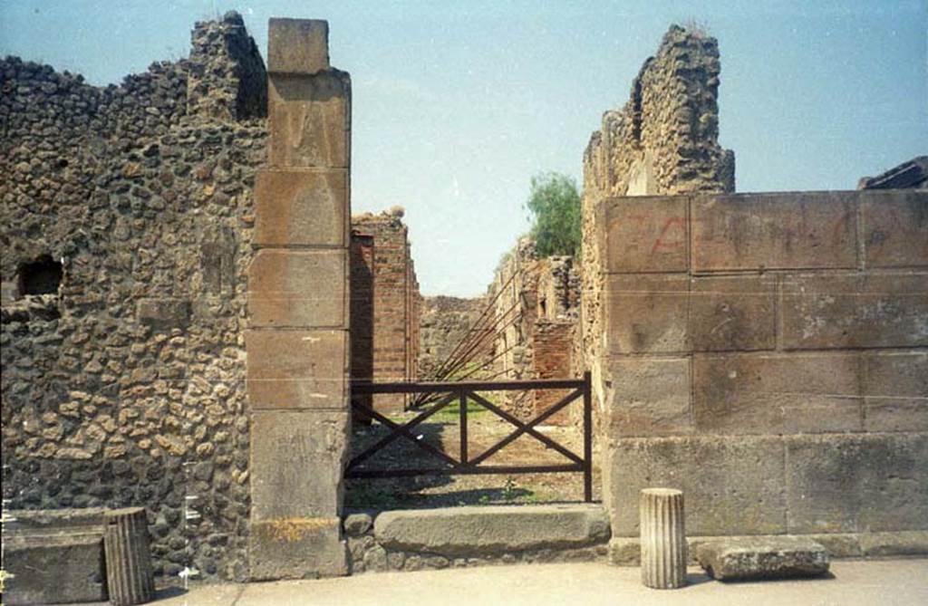 VI.8.20 Pompeii. July 2011. Entrance doorway, looking west. Photo courtesy of Rick Bauer.