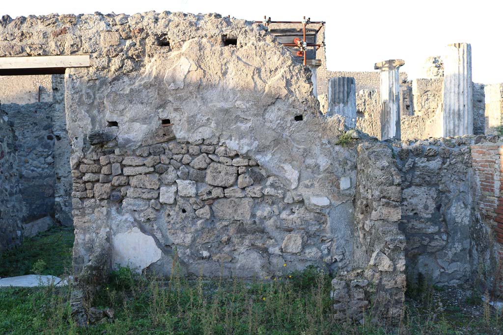 VI.8.20 Pompeii. December 2018.
Room 1, entrance corridor, looking towards north wall, with doorway to VI.8.21, on left. Photo courtesy of Aude Durand.
