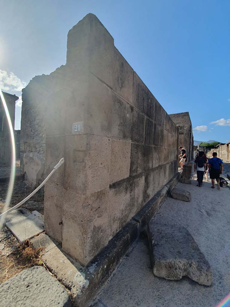 VI.8.21 Pompeii. September 2019. Looking north from entrance doorway on west side of Via di Mercurio.
Foto Annette Haug, ERC Grant 681269 DÉCOR.
