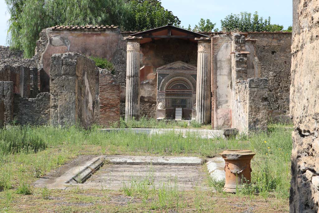 VI.8.22 Pompeii. December 2018. 
Looking west from entrance corridor, across atrium and impluvium. Photo courtesy of Aude Durand.

