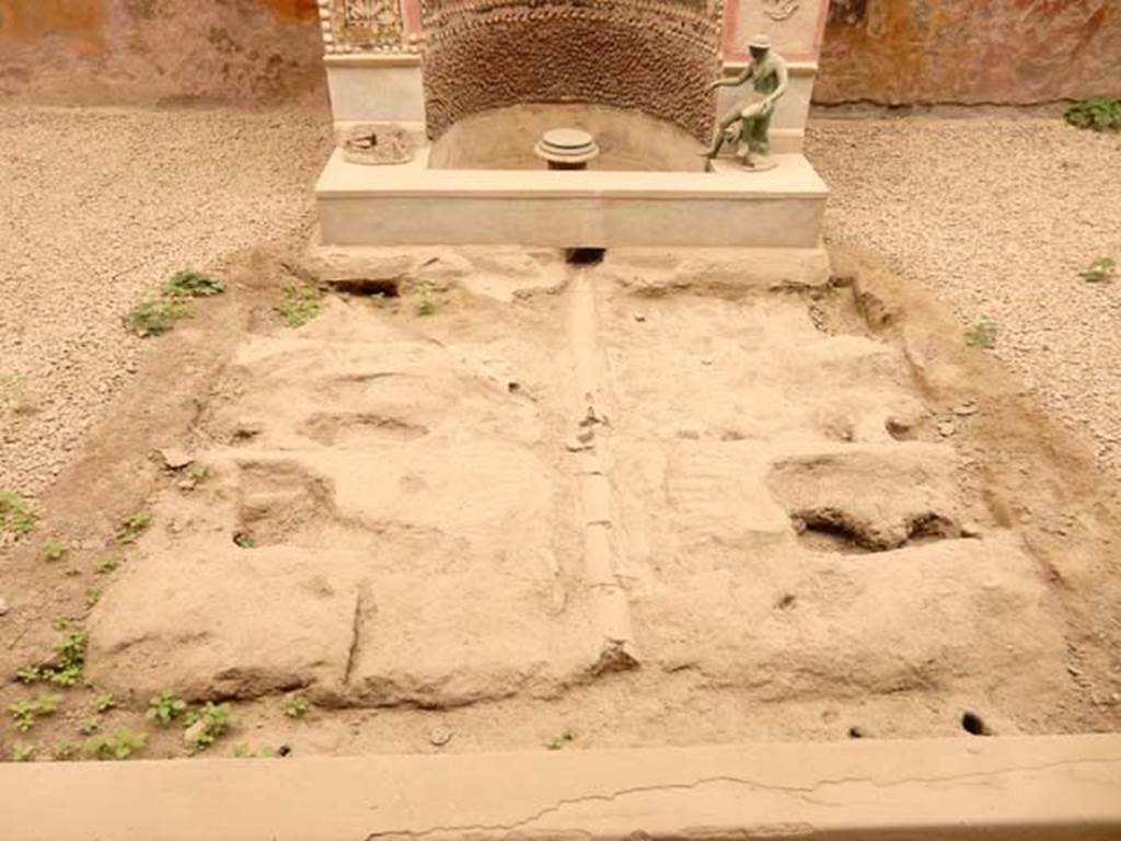 VI.8.23 Pompeii. May 2017. 
Detail of surface below garden area, and terracotta pipe leading from fountain. Photo courtesy of Buzz Ferebee.
