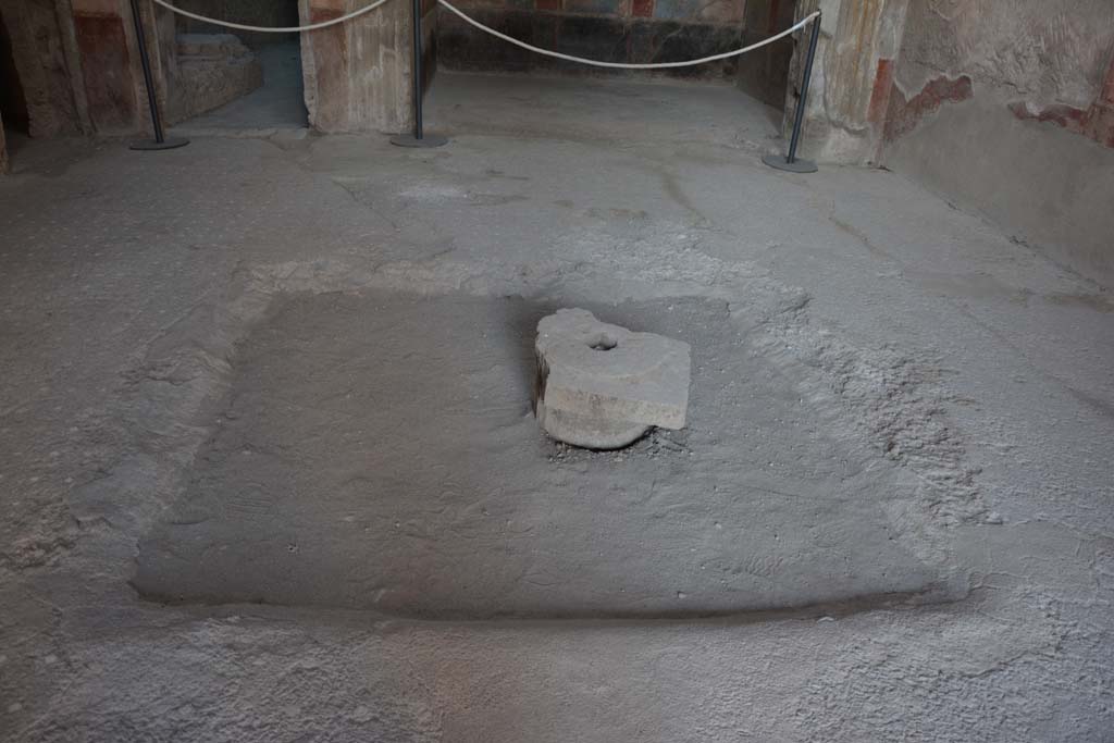 VI.8.24 Pompeii. September 2019. Looking west towards impluvium in atrium.
Foto Annette Haug, ERC Grant 681269 DÉCOR.
