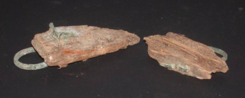 VI.9.1 Remains of wooden furniture with two bronze rings. View 2. OA 2027-2028 Elments de mobilier : anneaux, muse Cond, photo RMN  R.G. Ojeda