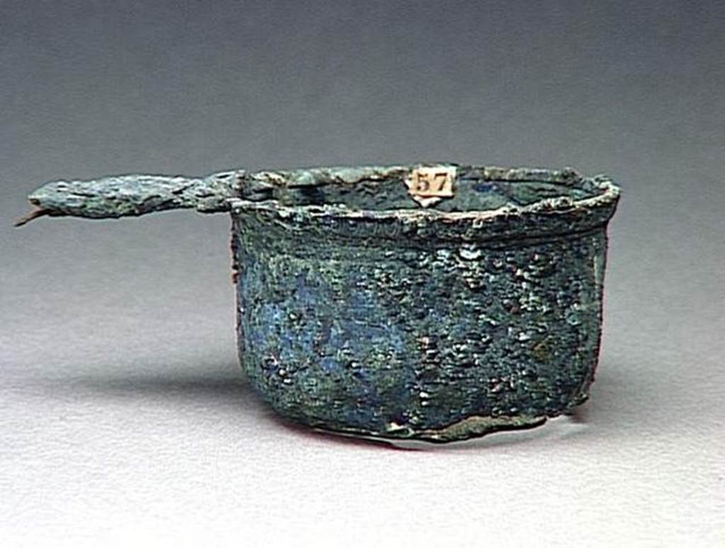 VI.9.1 Bronze Pan, height 0.065m.  OA 1822 Casserole, muse Cond, photo RMN  R.G. Ojeda