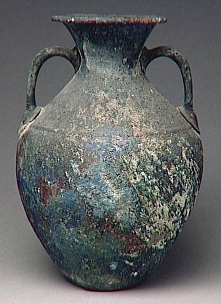 VI.9.1 Bronze amphora, height 0.34m.  OA 1823 Amphore, muse Cond, photo RMN  R.G. Ojeda