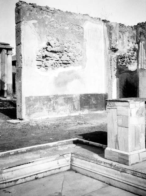 VI.9.2 Pompeii. 1937-39. Room 2, looking towards north-east side of atrium. Photo courtesy of American Academy in Rome, Photographic Archive. Warsher collection no. 827
