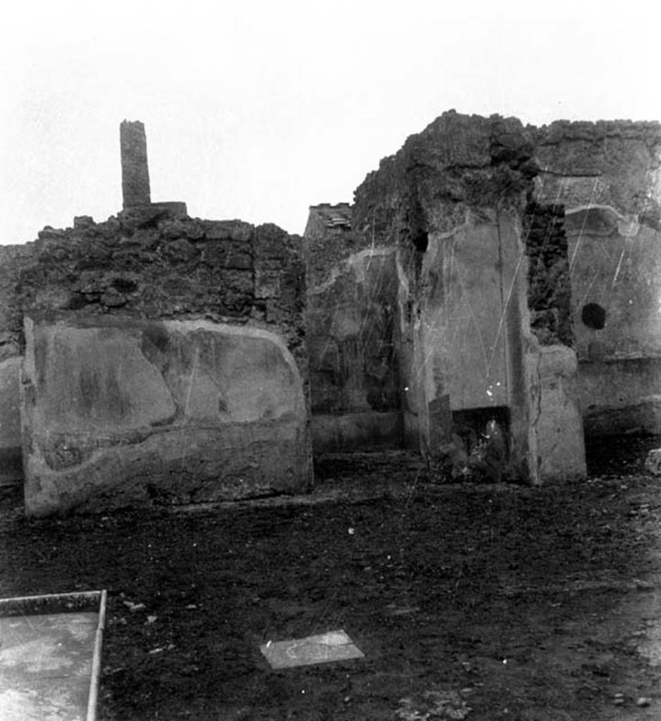 VI.9.2 Pompeii. W.461. Room 2, south-west corner of atrium, with doorways to room 12, centre, and room 10, on right.
Photo by Tatiana Warscher. Photo  Deutsches Archologisches Institut, Abteilung Rom, Arkiv. 
