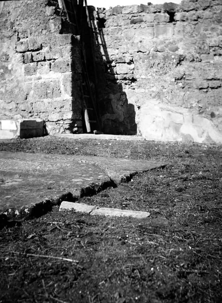 VI.9.3 Pompeii. W679. Looking north-west across impluvium towards base for arca and doorway to room 5B. 
Photo by Tatiana Warscher. Photo © Deutsches Archäologisches Institut, Abteilung Rom, Arkiv. 

