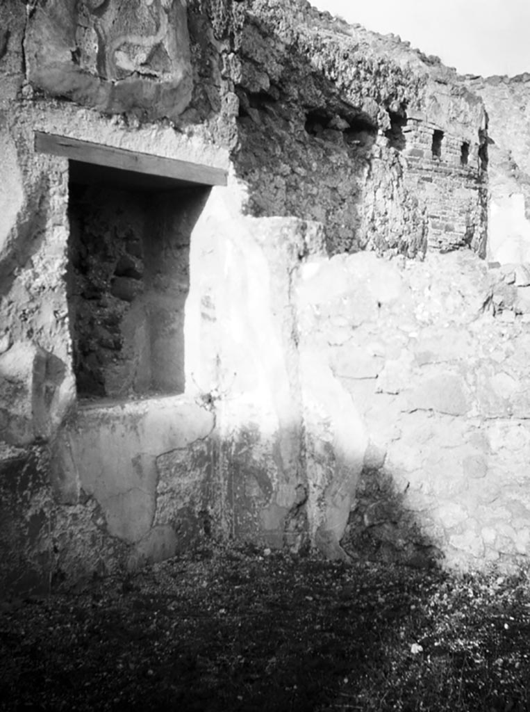 VI.9.3 Pompeii. W686. Room 7, north wall with recess or niche.
At the rear can be seen the upper north wall of room 10.
Photo by Tatiana Warscher. Photo © Deutsches Archäologisches Institut, Abteilung Rom, Arkiv. 
